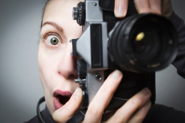 Vrouw met een camera. Paparazzi.