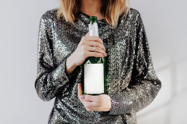 Vrouw met een champagneflesmodel