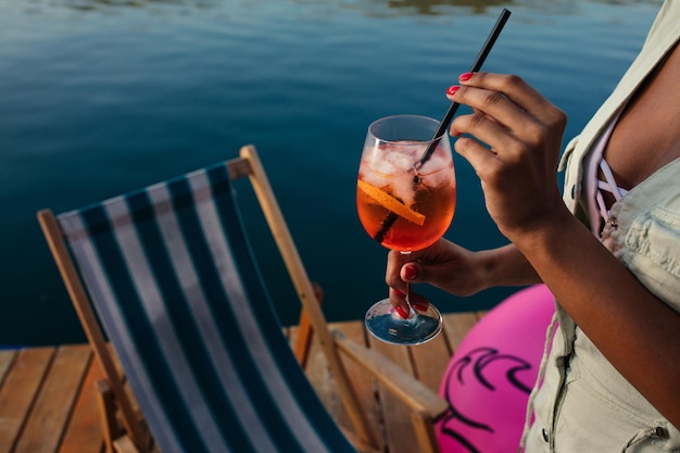 Vrouw met een cocktail