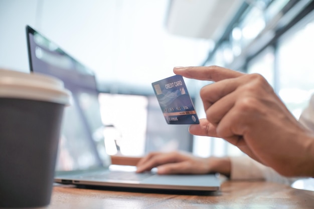 Foto vrouw met een creditcard en met een laptop concept voor online winkelen