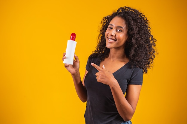 Vrouw met een crème op gele achtergrond