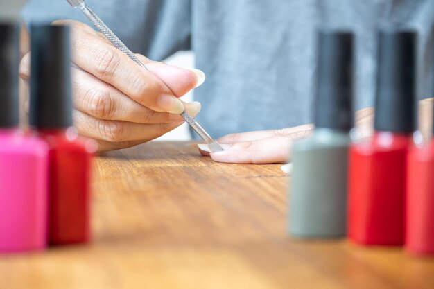 Foto vrouw met een cuticle pusher op haar vingers