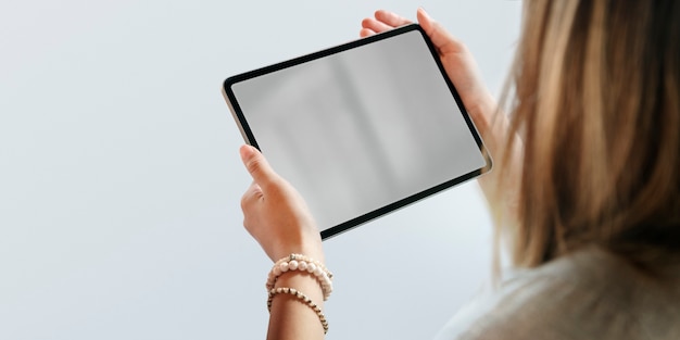Vrouw met een digitale tablet