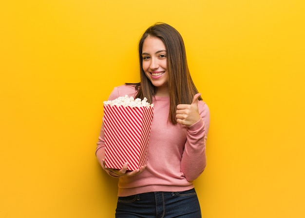 Vrouw met een emmer popcorn