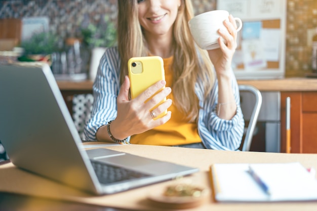 Vrouw met een face-time videochat op de telefoon