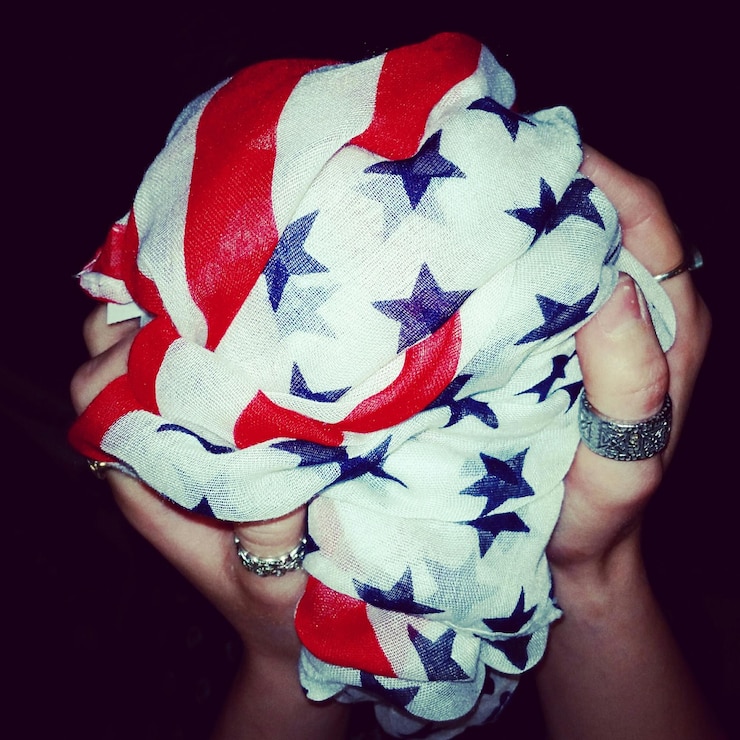 Foto vrouw met een gerimpelde amerikaanse vlag.