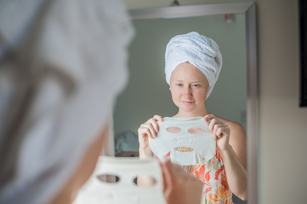 vrouw met een gezichtsmasker blad