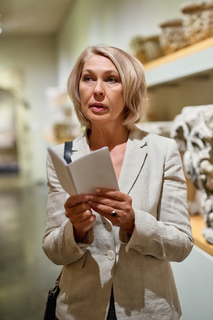 Vrouw met een gids in een museum