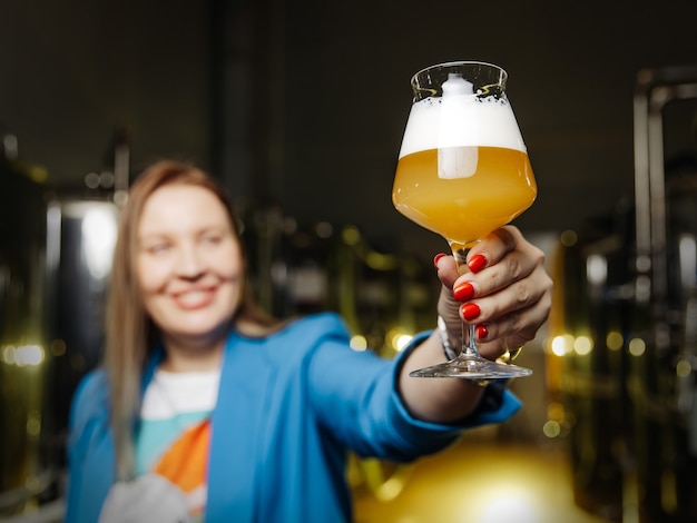 Foto vrouw met een glas bier