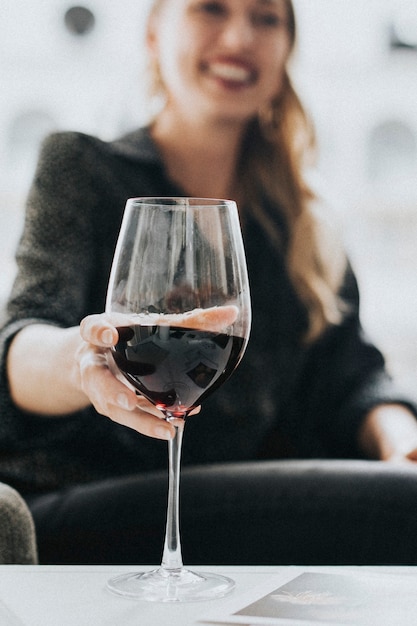 Vrouw met een glas rode wijn
