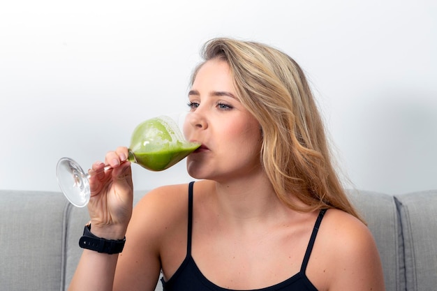 Vrouw met een glas spinazie smoothie concept gezondheid vegetarisch