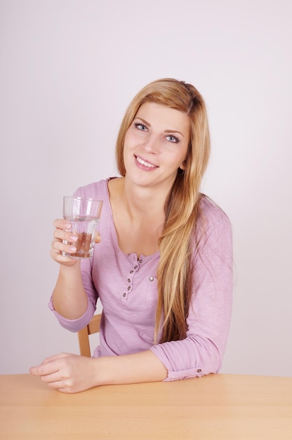 Vrouw met een glas water