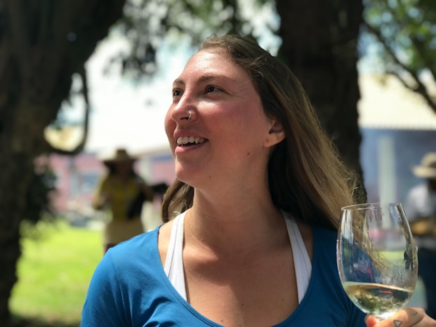 Vrouw met een glas witte wijn op een boerderij in Brazilië