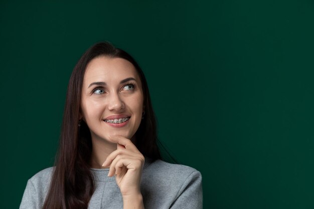 Vrouw met een glimlach en lang haar.