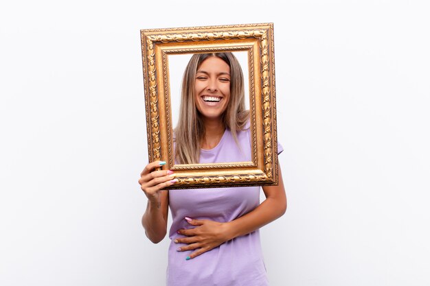 Vrouw met een gouden frame, lachen