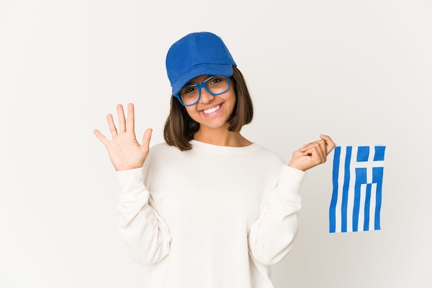 Vrouw met een griekenland vlag glimlachend vrolijk