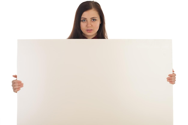 Vrouw met een groot canvas staat tegen een witte achtergrond