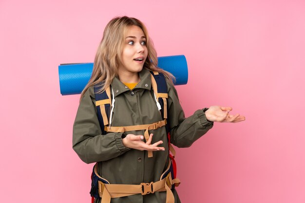 Vrouw met een grote rugzak in de studio