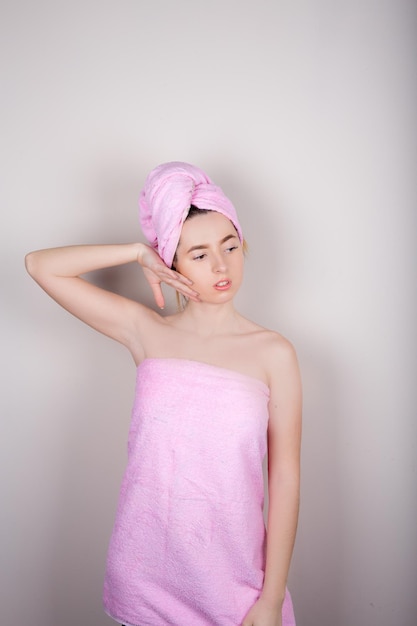 Vrouw met een handdoek op haar hoofd