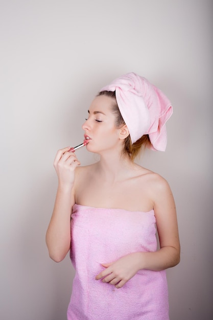 Vrouw met een handdoek op haar hoofd