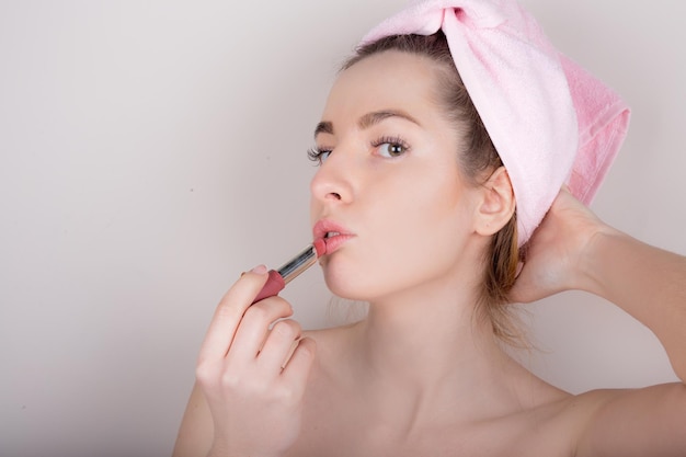 Vrouw met een handdoek op haar hoofd