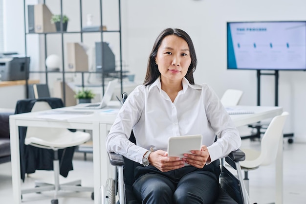 Vrouw met een handicap die op kantoor werkt