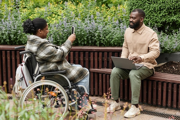 Vrouw met een handicap die smartphonefoto maakt