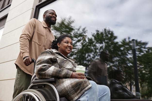 Vrouw met een handicap in de stad