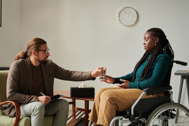 Vrouw met een handicap op bezoek bij psycholoog