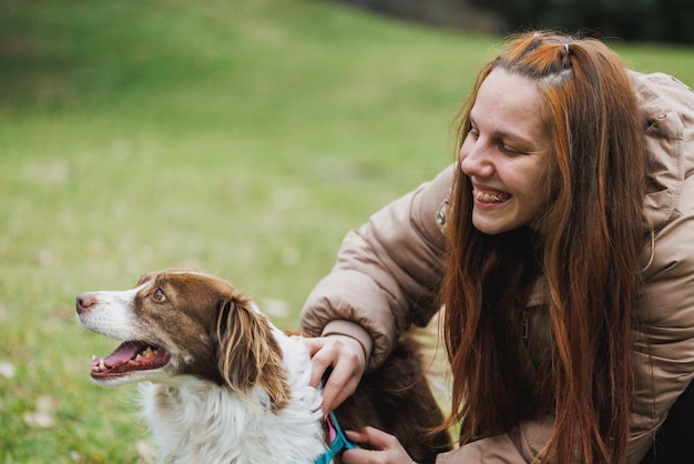 Vrouw met een hond in een park