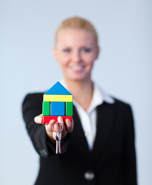 Foto vrouw met een huis