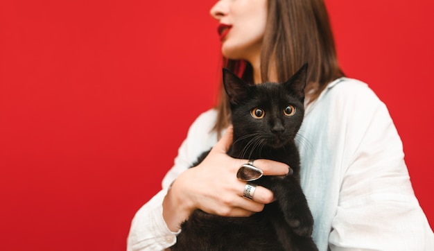 Vrouw met een kat in haar armen