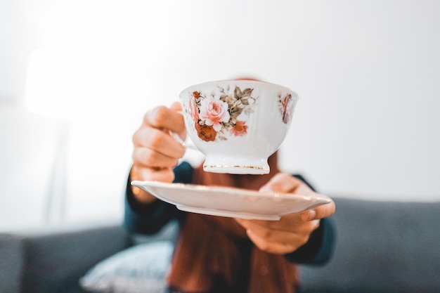 Vrouw met een koffiekop tegen de lucht
