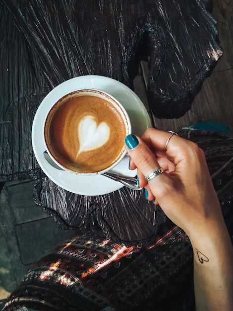 Foto vrouw met een koffiekop