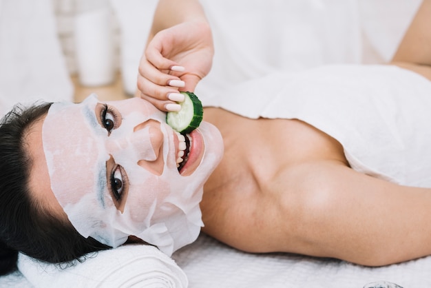 Vrouw met een komkommermasker