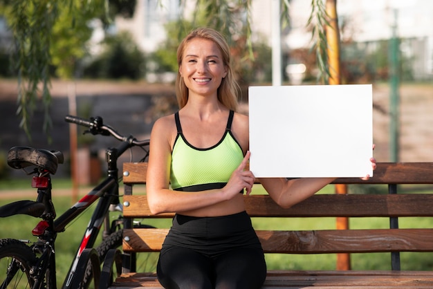 Foto vrouw met een kopie ruimte bord