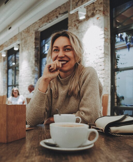 Vrouw met een kopje koffie in een restaurant