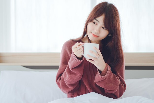 Vrouw met een kopje koffie thee melk