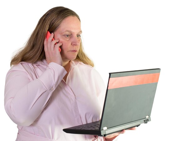 Foto vrouw met een laptop terwijl ze op een mobiele telefoon praat tegen een witte achtergrond