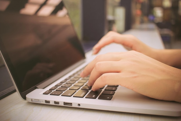 Vrouw met een laptop.