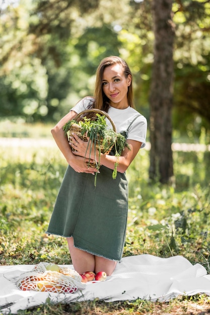 Foto vrouw met een mand met gezonde snacks