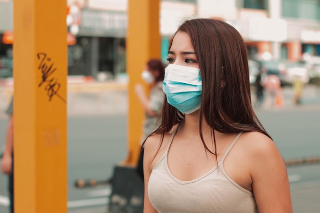 Vrouw met een masker voor de veiligheid en bescherming van covid en vermijd besmetting