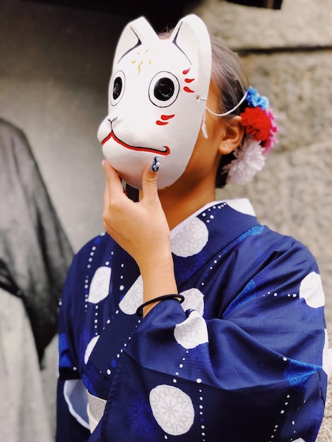 Foto vrouw met een masker.