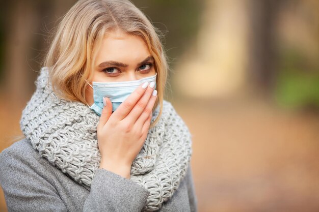 Vrouw met een medisch gezichtsmasker bij buiten