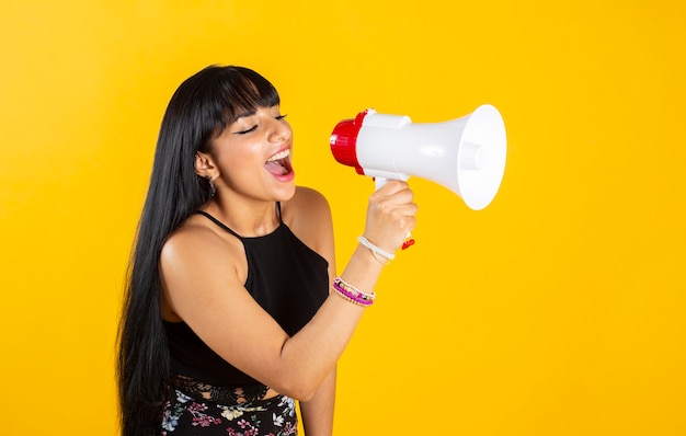 Vrouw met een megafoon schreeuwen, op gele achtergrond