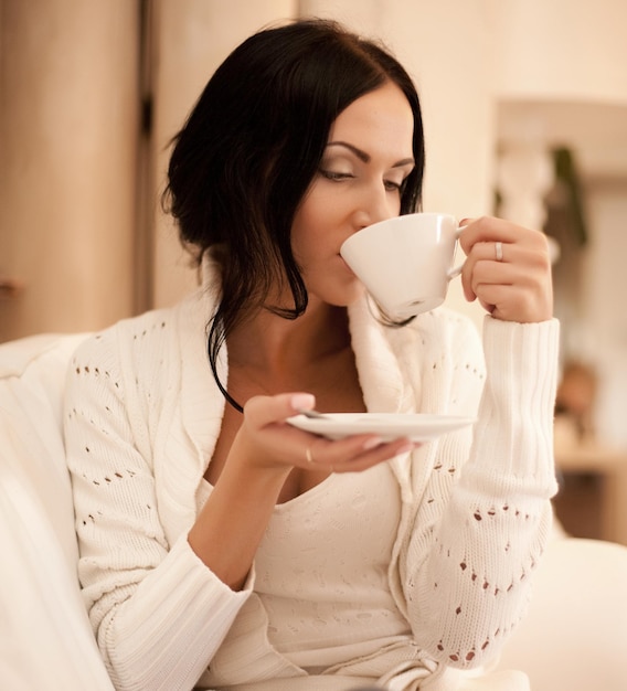 Vrouw met een mok koffie