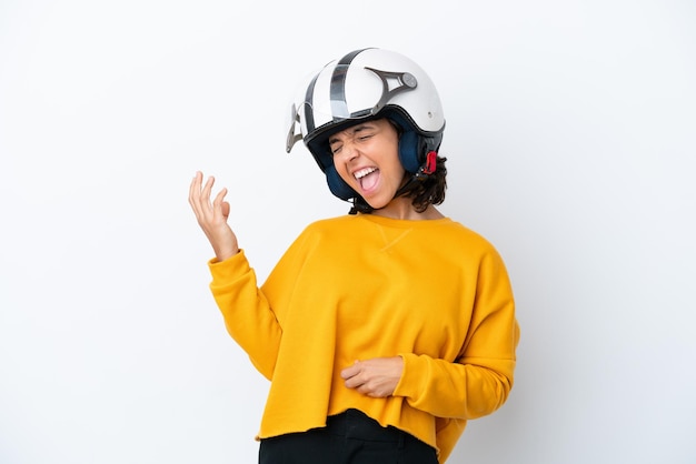 Vrouw met een motorhelm die een gitaargebaar maakt