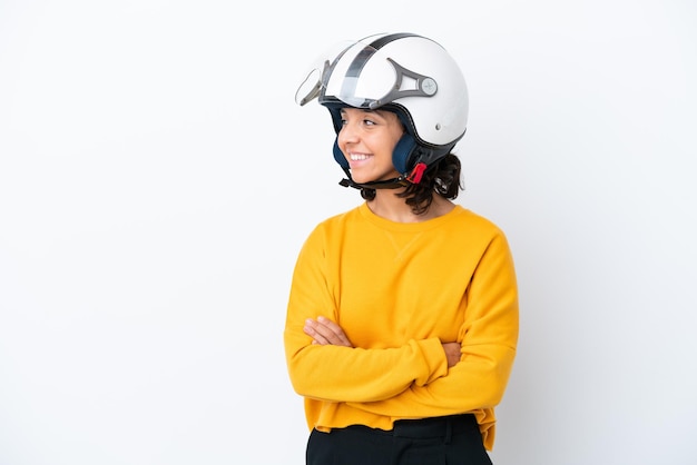 Vrouw met een motorhelm die opzij kijkt