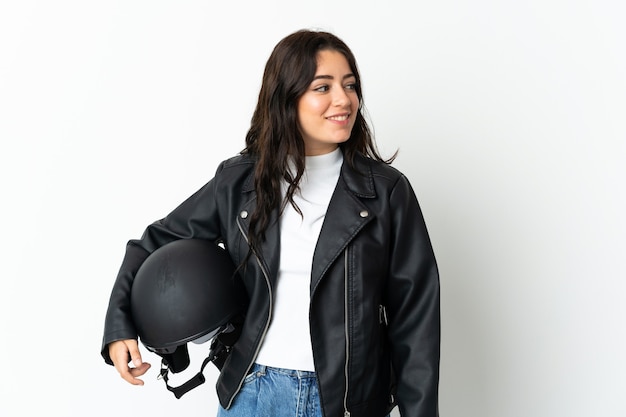 Vrouw met een motorhelm geïsoleerd op zoek kant