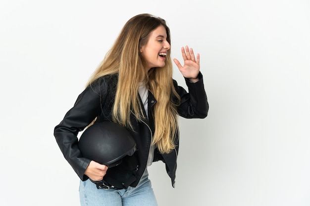 Vrouw met een motorhelm geïsoleerd schreeuwen met wijd open mond naar de zijkant